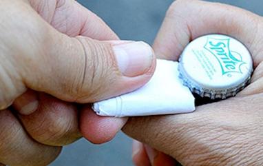 原来啤酒瓶盖上有机关，教你多加这个动作，女生也能轻松打开