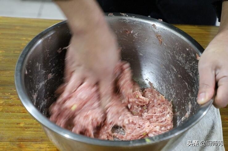 大厨做汆牛肉丸子怎么调馅,汆牛肉丸子的做法厨师
