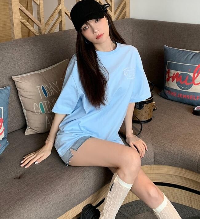 李小璐39岁还是少女，在家穿短裤和猫互动，嘟嘴亲猫好可爱