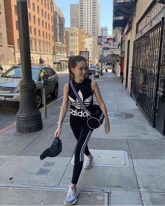 昆凌黑礼服加刘海怎么样,昆凌好衣服推荐