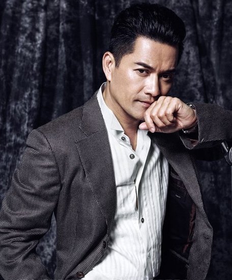 丁力吕良伟,3段婚姻终娶10亿身家富豪女,64岁的他生活成这样