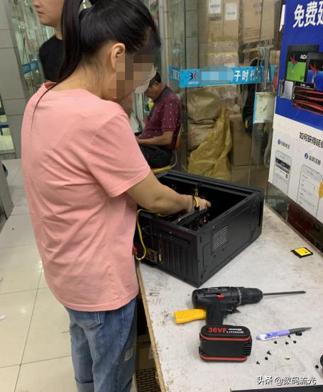 家长给孩子买笔记本电脑,爸爸给儿子买的平板电脑