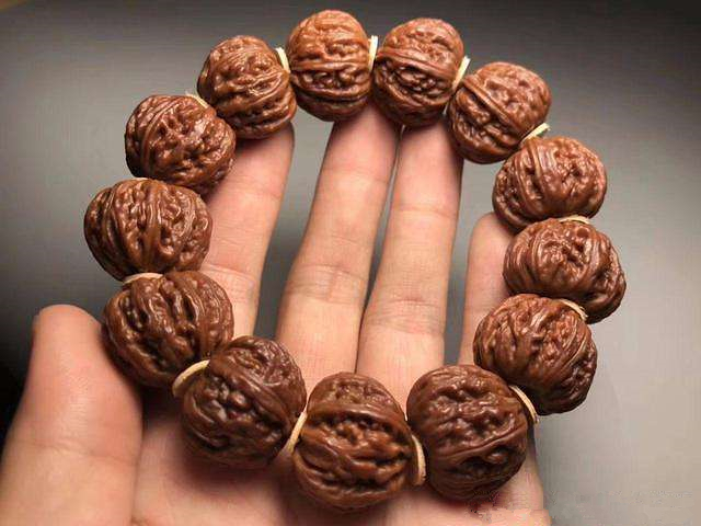 为啥有人喜欢盘手串,为什么有的人喜欢盘檀香手串