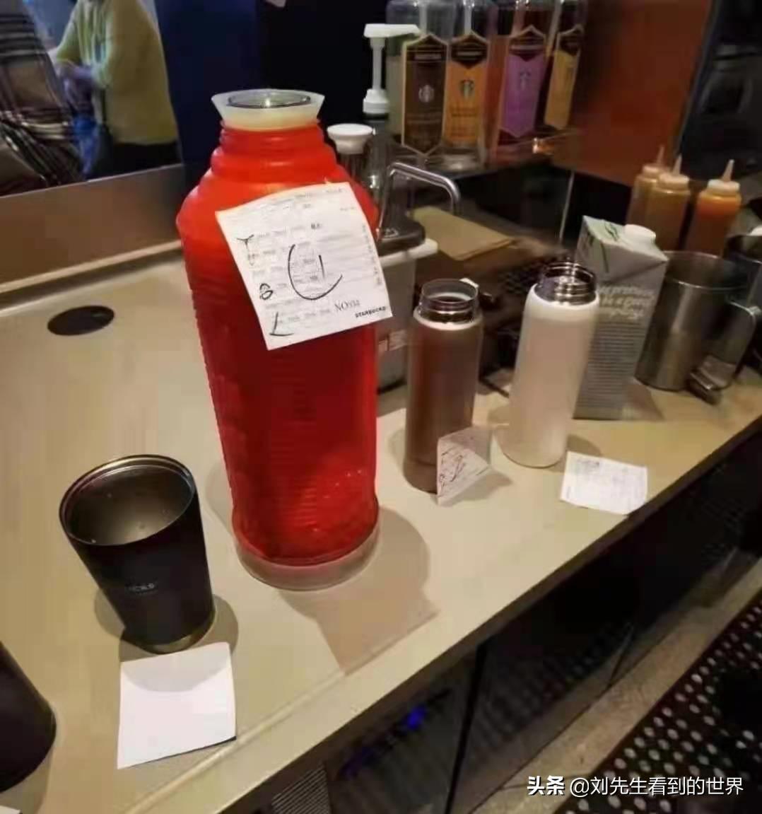 星巴克自带杯子可免费喝咖啡，有人带上矿泉水桶去接这杯免费咖啡
