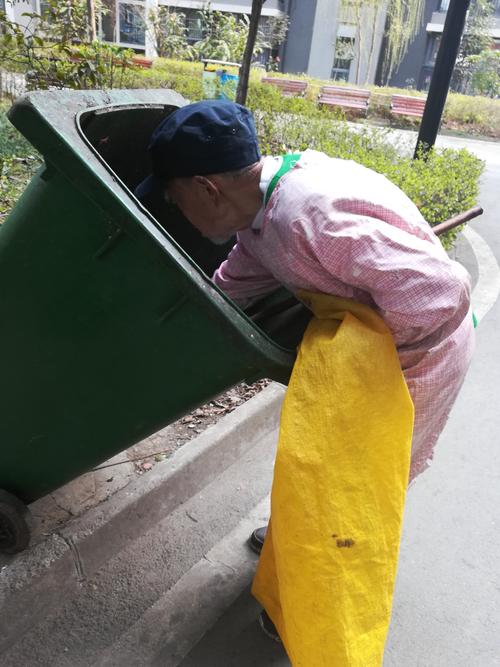 小区保洁员工作累不累,小区里物业保洁员好干吗