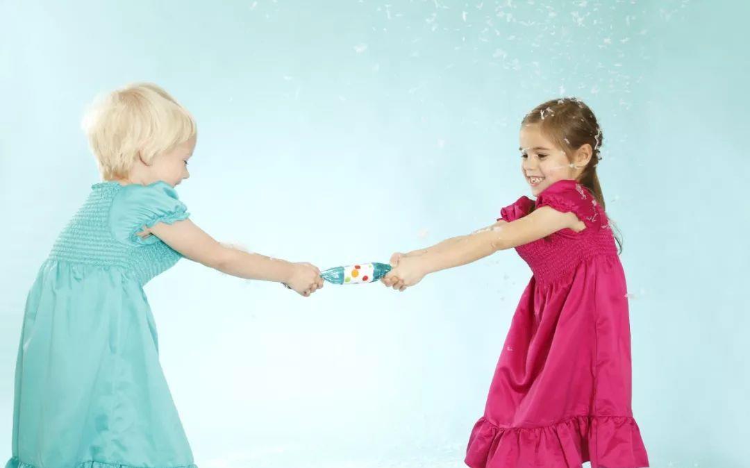 小孩性格自私怎样引导,孩子自私不懂分享如何教育