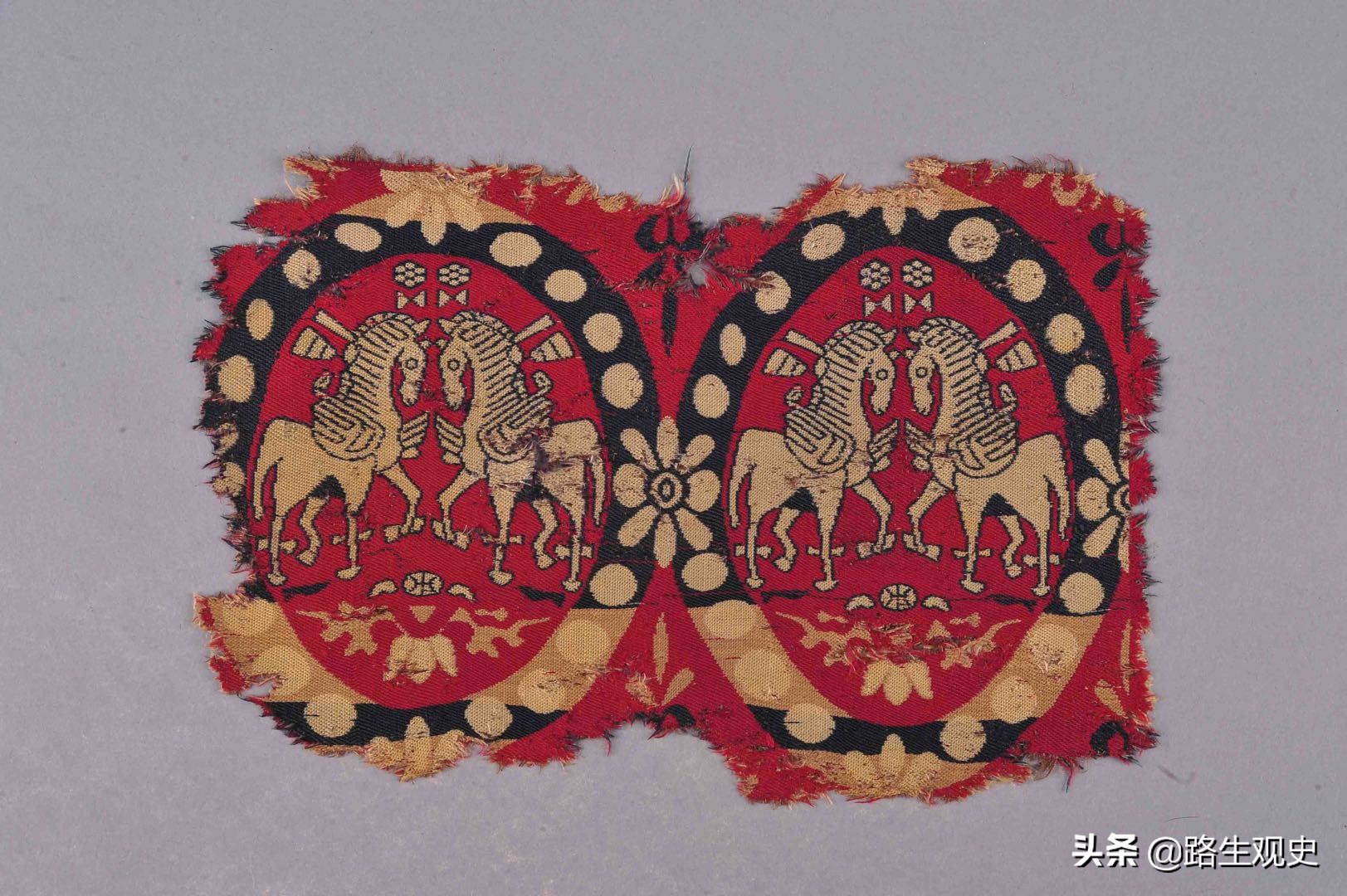 马步芳盗挖青海都兰古墓，派1个工兵营进驻，拿走金银器留下丝绸