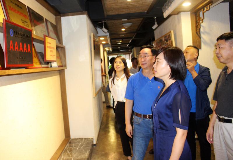 静松播报|潜江市委常委王玉梅一行到访四川省湖北商会