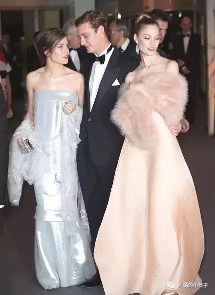 摩纳哥王妃终于精心打扮,摩纳哥最美王妃穿衣搭配