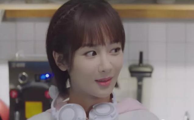 22岁关晓彤和杨紫谁漂亮,关晓彤杨紫同框哪个更美