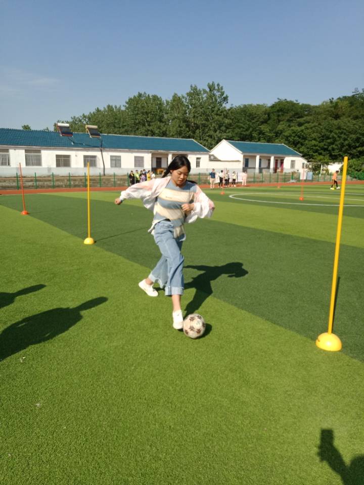 桥西区足球运球绕杆专项训练,东桥镇中心小学足球操