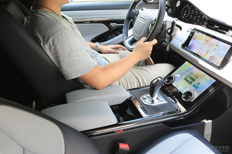 2020路虎揽胜极光评测,沉浸式看车19款路虎极光