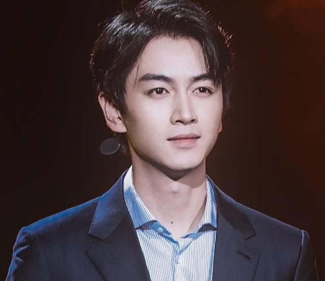 留了胡子反而更帅的男星,刮掉胡子帅到爆的男星