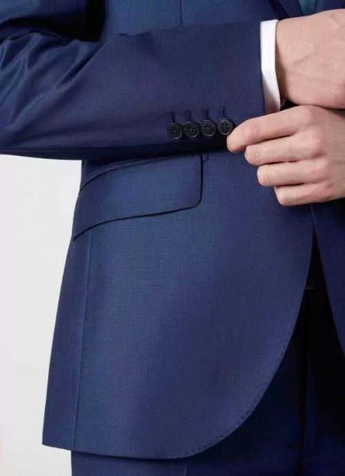 秋冬西服的品质感一半体现在面料