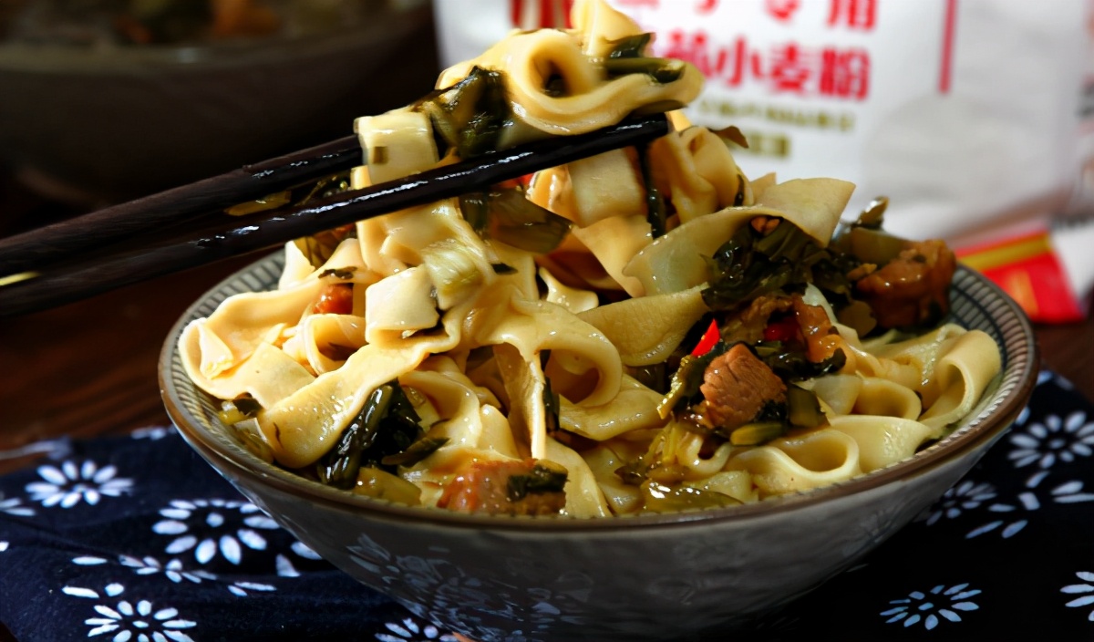 手擀面为啥一煮就折了,手擀面一煮就糊是怎么回事