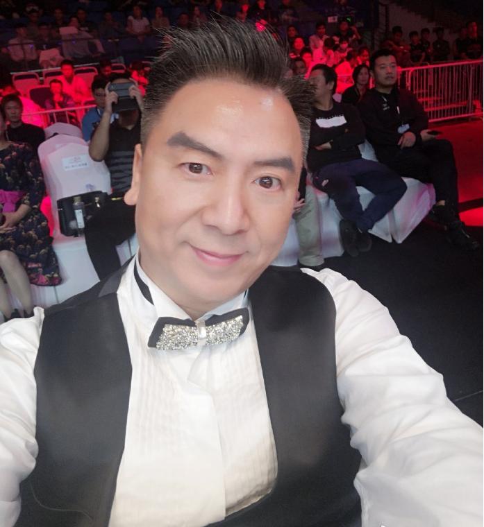 搏击主持人郑环宇又喊话韩红：江湖险恶，慈善水深，其实我暗恋你