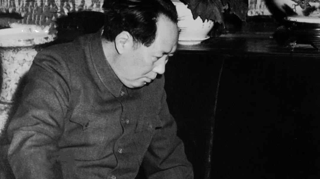 49年毛岸英大婚,酒至半酣时,毛主席摆摆手:你来,我给你个礼物