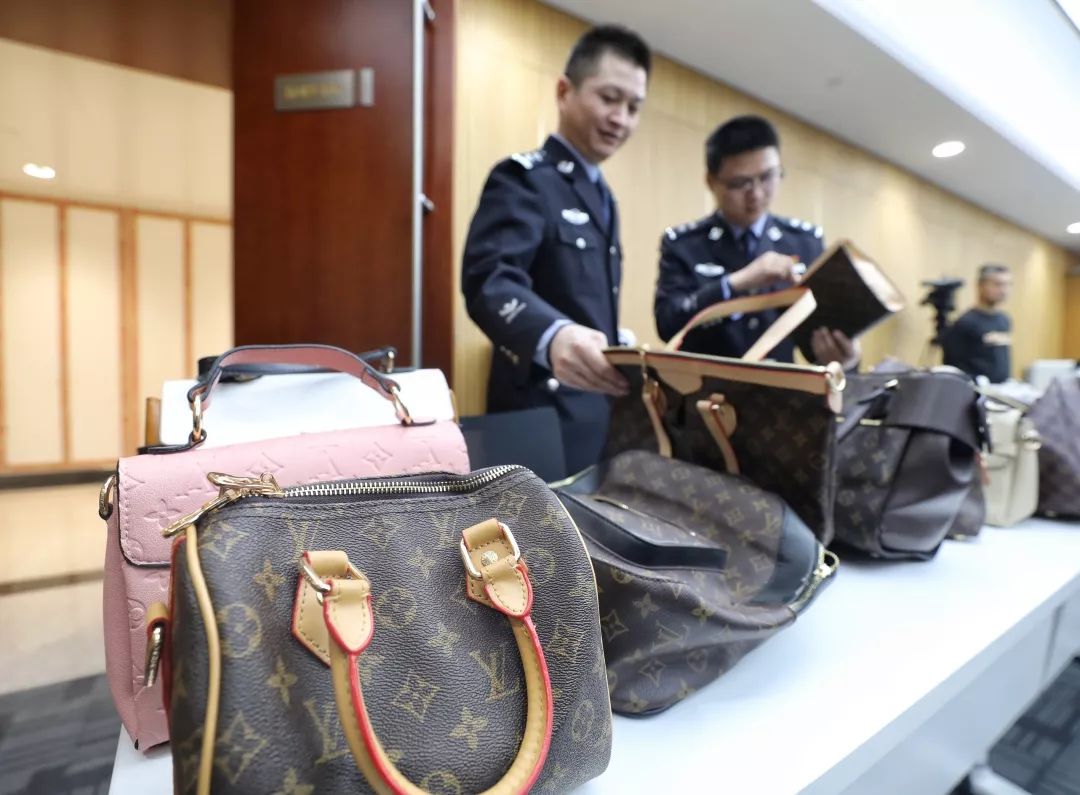 burberry鍥村肪浠锋牸浣庝簬1500,burberry鍥村肪娣樺疂1鍗冨鏄湡鐨勫悧