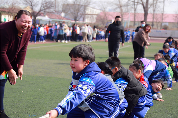 鞍山经济开发区宁远镇小学中心校举行拔河比赛