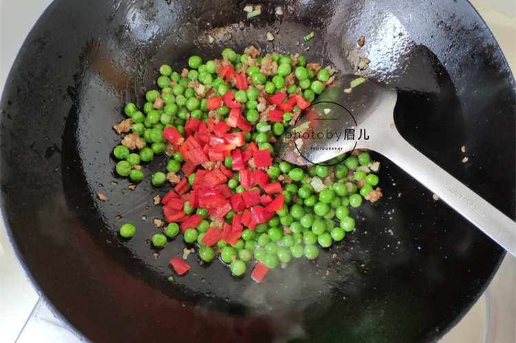 为啥你做的豌豆容易变黄？只要一招，炒出来的豌豆翠绿又好吃