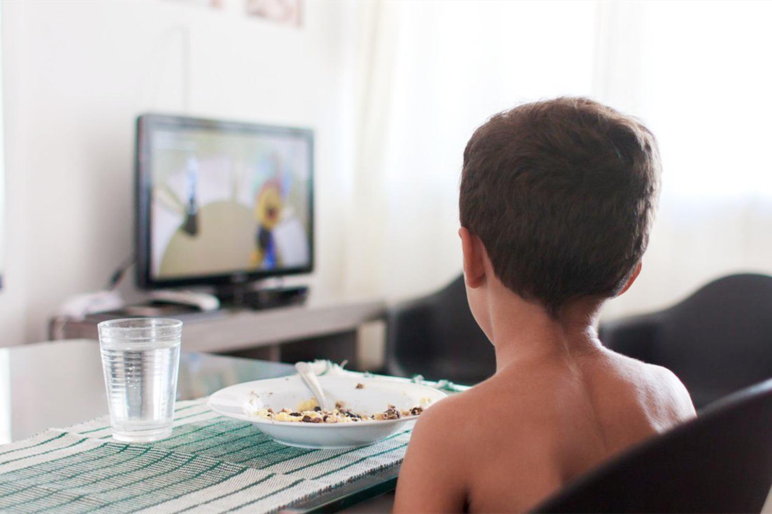 看电视对孩子的危害真实性,不要让孩子看电视有什么好处
