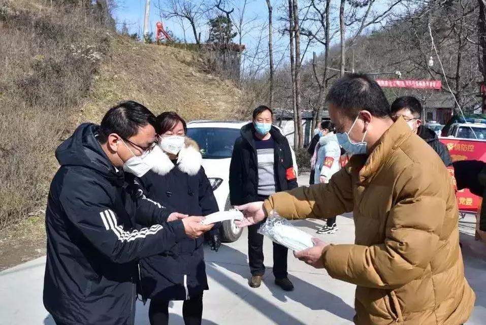 抗疫勇担当党员作表率,抗疫中的党员先锋模范