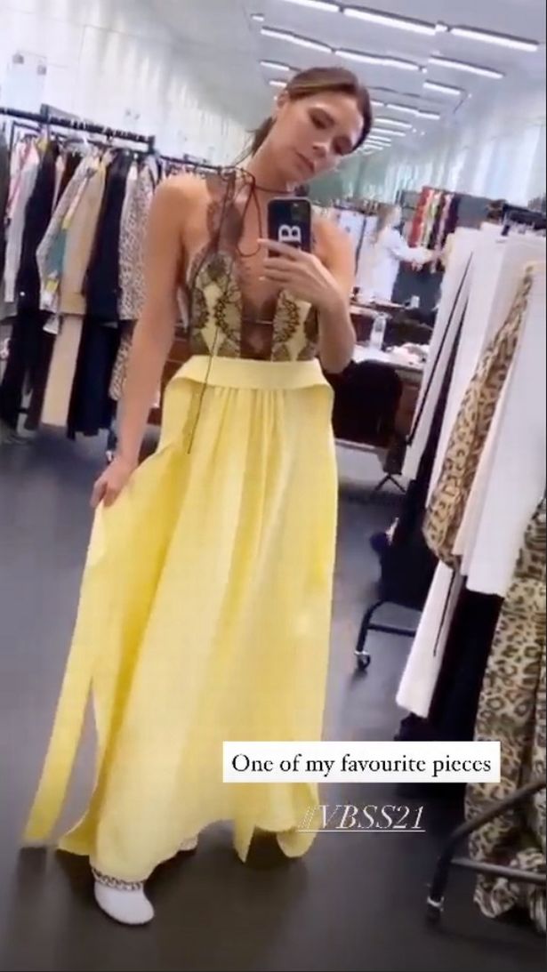 45岁维多利亚罕见纯素颜露面,维多利亚街拍生活旅行照