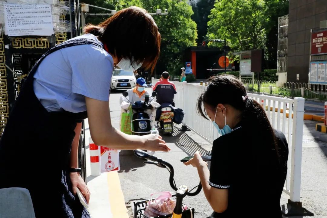 他们坚守在疫情防控一线,防控疫情他们在风雪中坚守