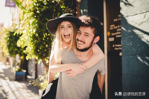 男朋友背着我去上网，却告诉我在加班，我们感情是不是出现危机了