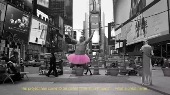 穿着15年的蓬蓬裙的中年男人,粉色蓬蓬裙穿了14年