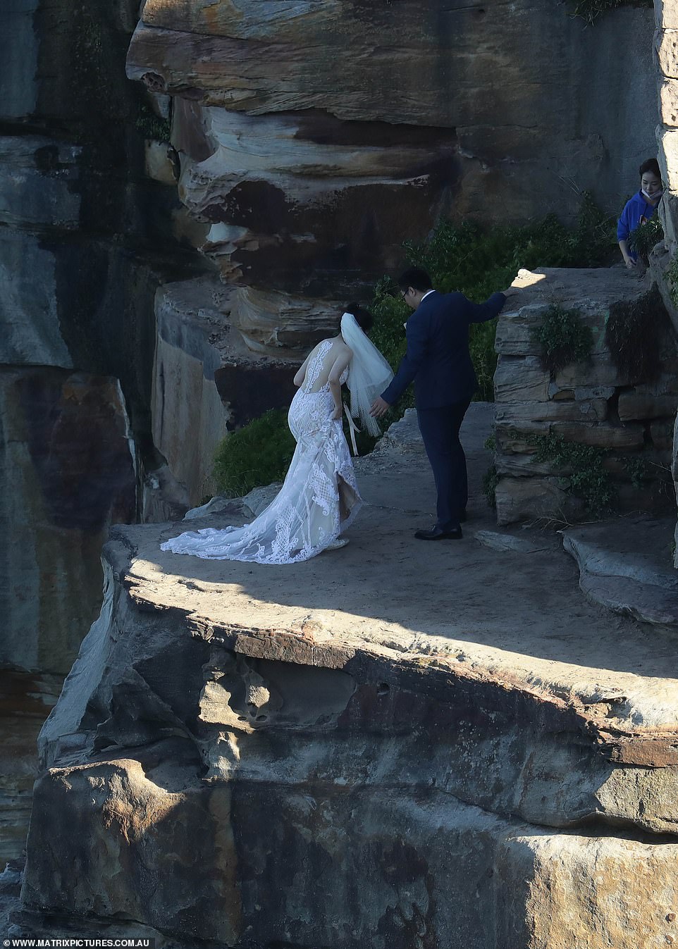 国外夫妻悬崖拍婚纱照,国外拍婚纱照跳崖