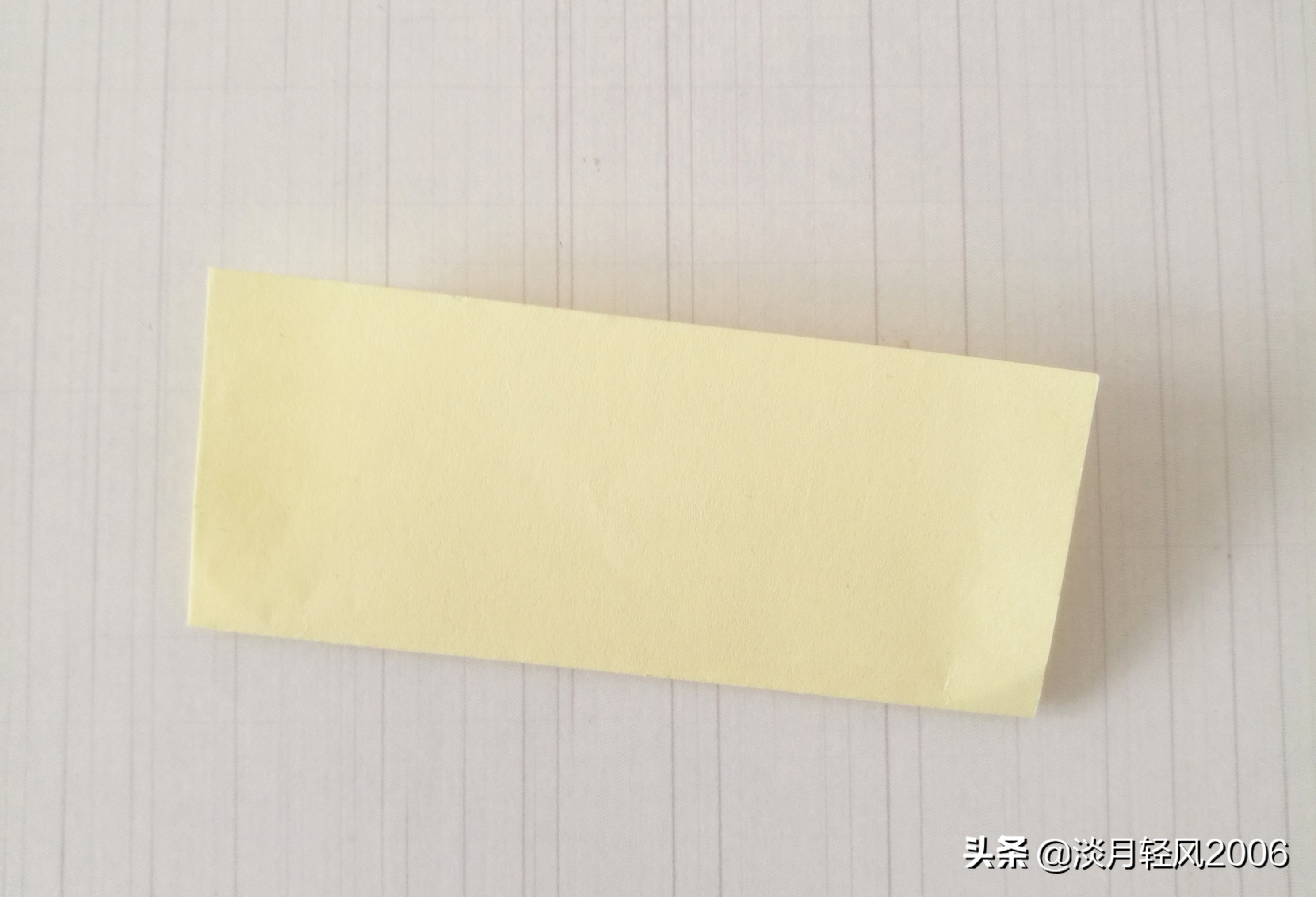 用彩纸制作出一只可爱的小鱼,橡皮泥做的小鱼放彩纸上怎么做