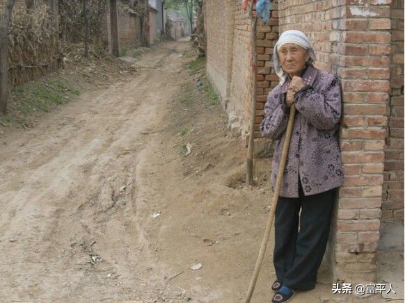 我的奶奶原生家庭,我的奶奶住在大山旁边的小山村里