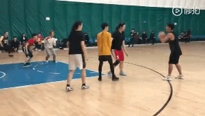 网友偶遇鹿晗邓超撒贝宁打篮球,网友偶遇鹿晗关晓彤打羽毛球