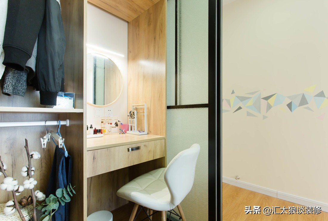 她家装修很简单,她家两居室装修太惊艳了