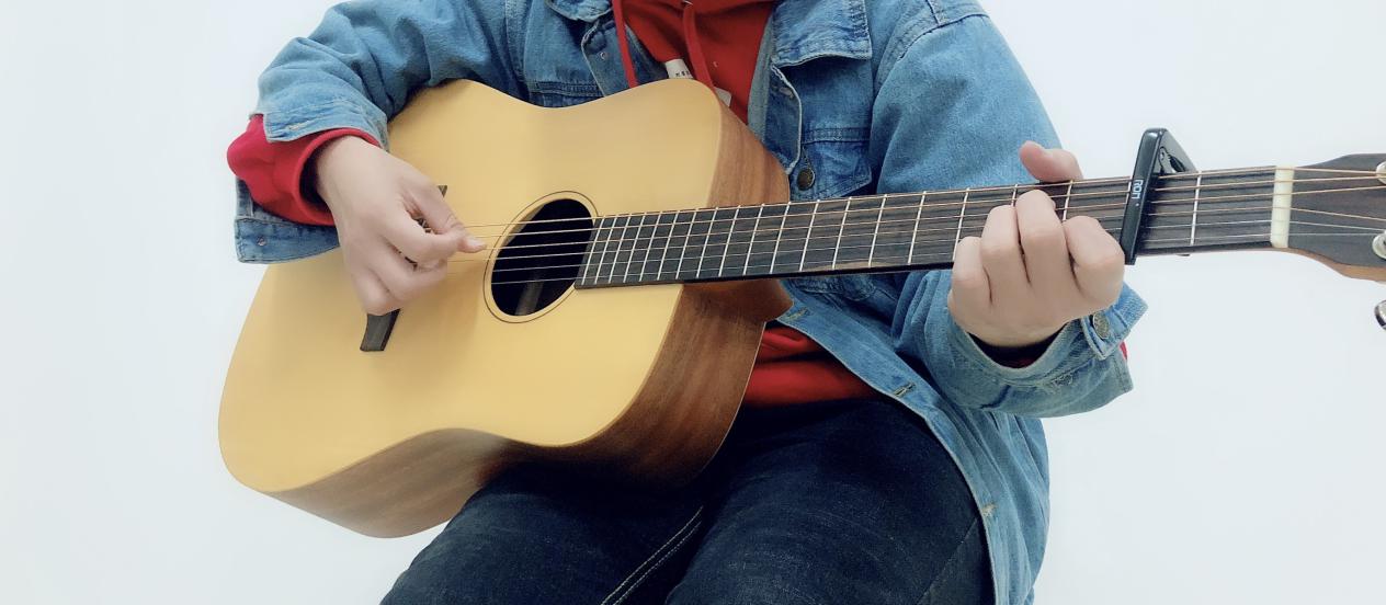 如何挑选一把合适自己尺寸的吉他,初学者想买一把吉他怎么选