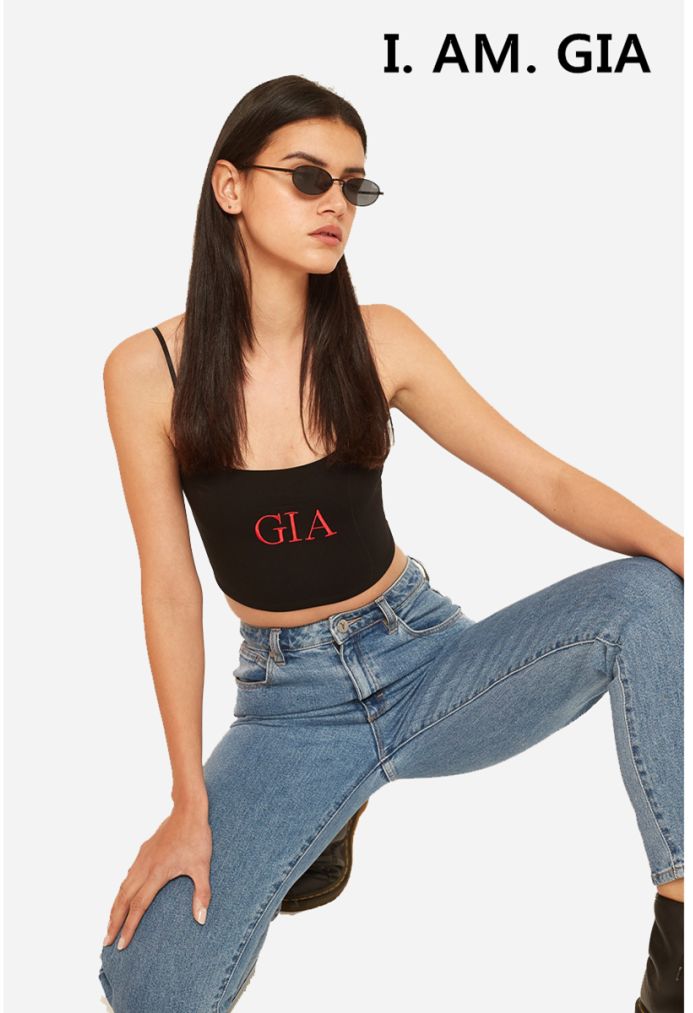 杨幂同款绿色棒球服是什么牌子的,扒一扒翻译官杨幂服装