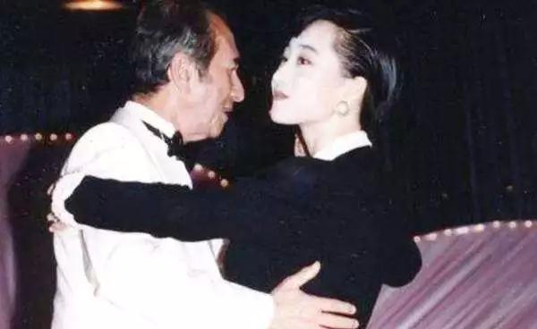 香港豪门最惨原配!生前帮贫穷小子成首富,死后还要被他利用?