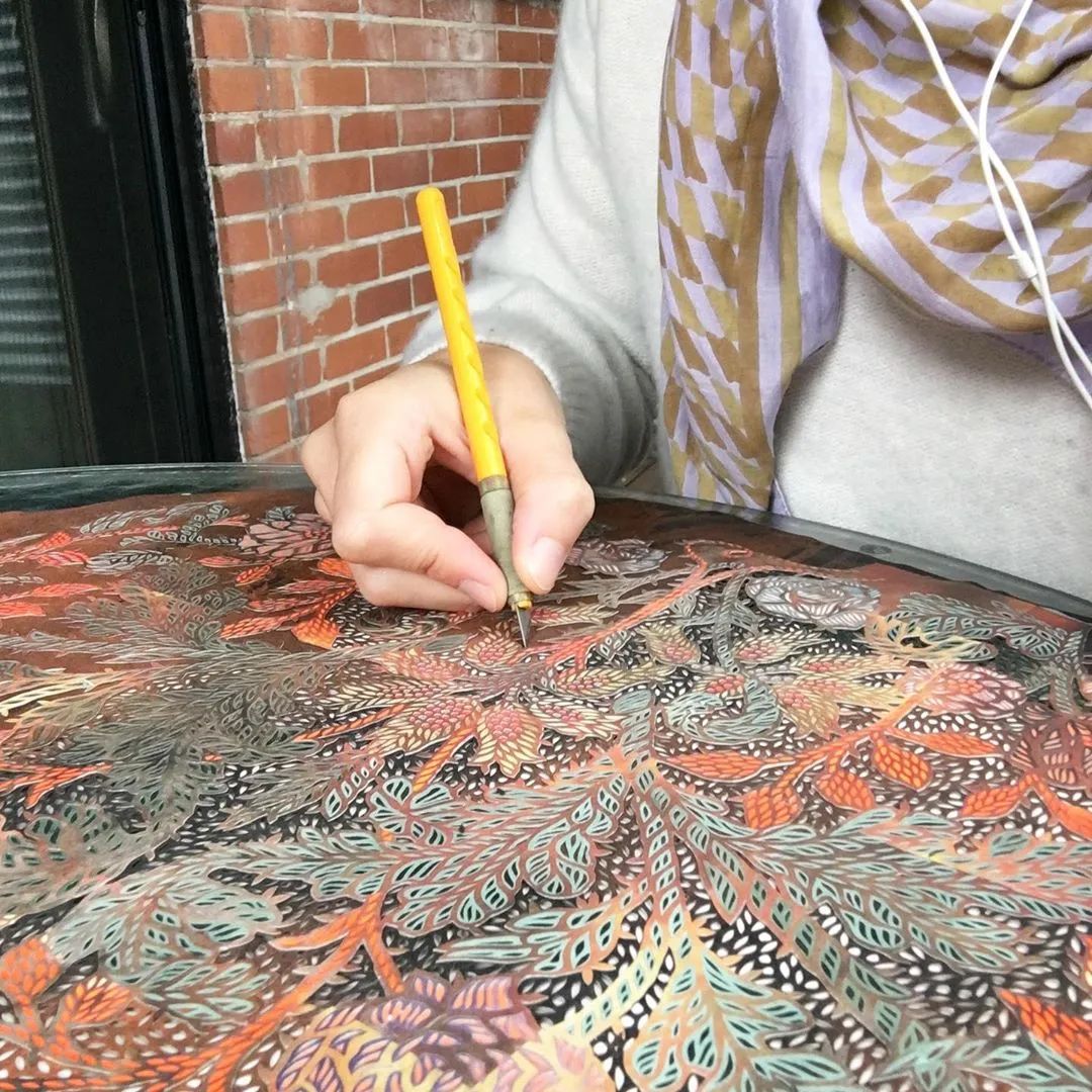 她用一把手术刀在2毛钱废报纸上雕出精美图腾,一幅卖60万