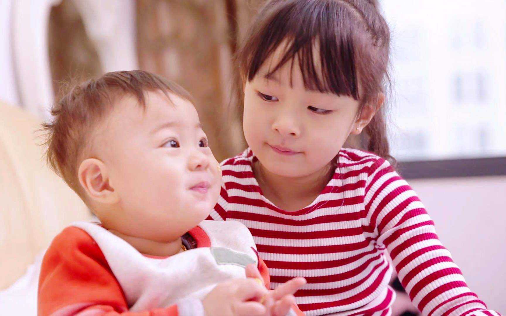 “妹妹能不能矜持点”，2岁妹妹喜欢偷亲哥哥，网友：还缺嫂子吗