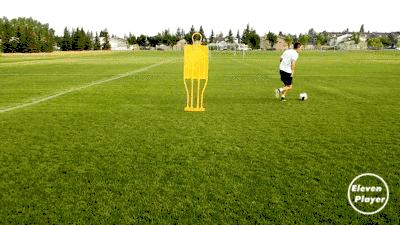 简单又实用的过人技巧足球,足球过人技巧空中摆动腿