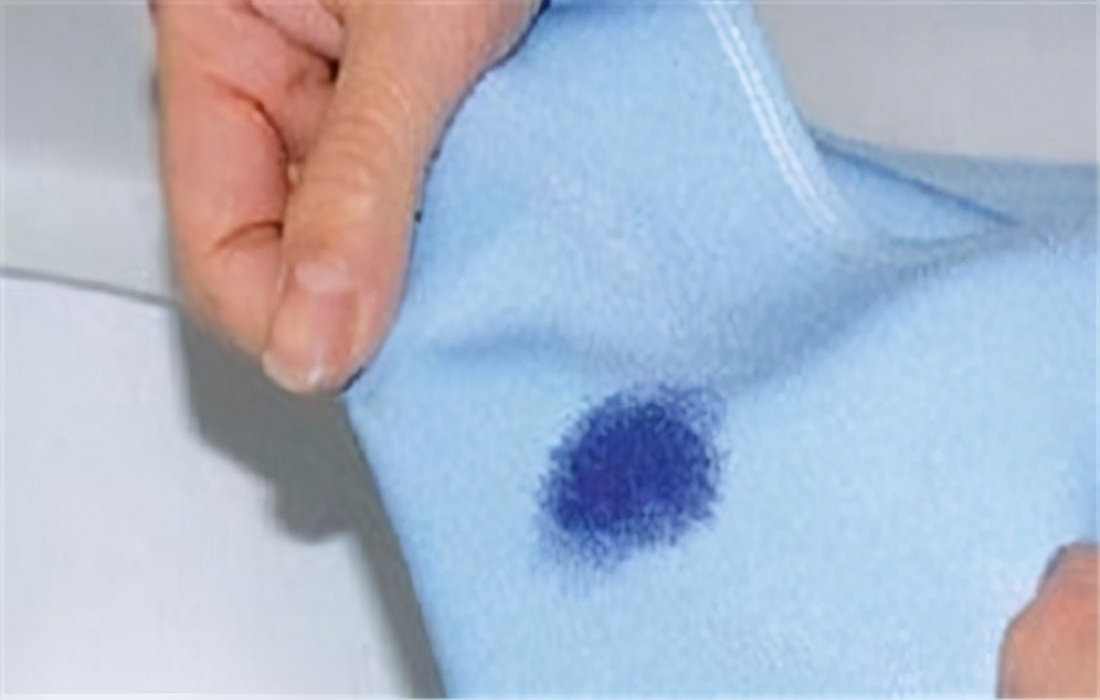 黑色签字笔漏墨到衣服上怎么洗,签字笔字迹弄到衣服上怎么清除