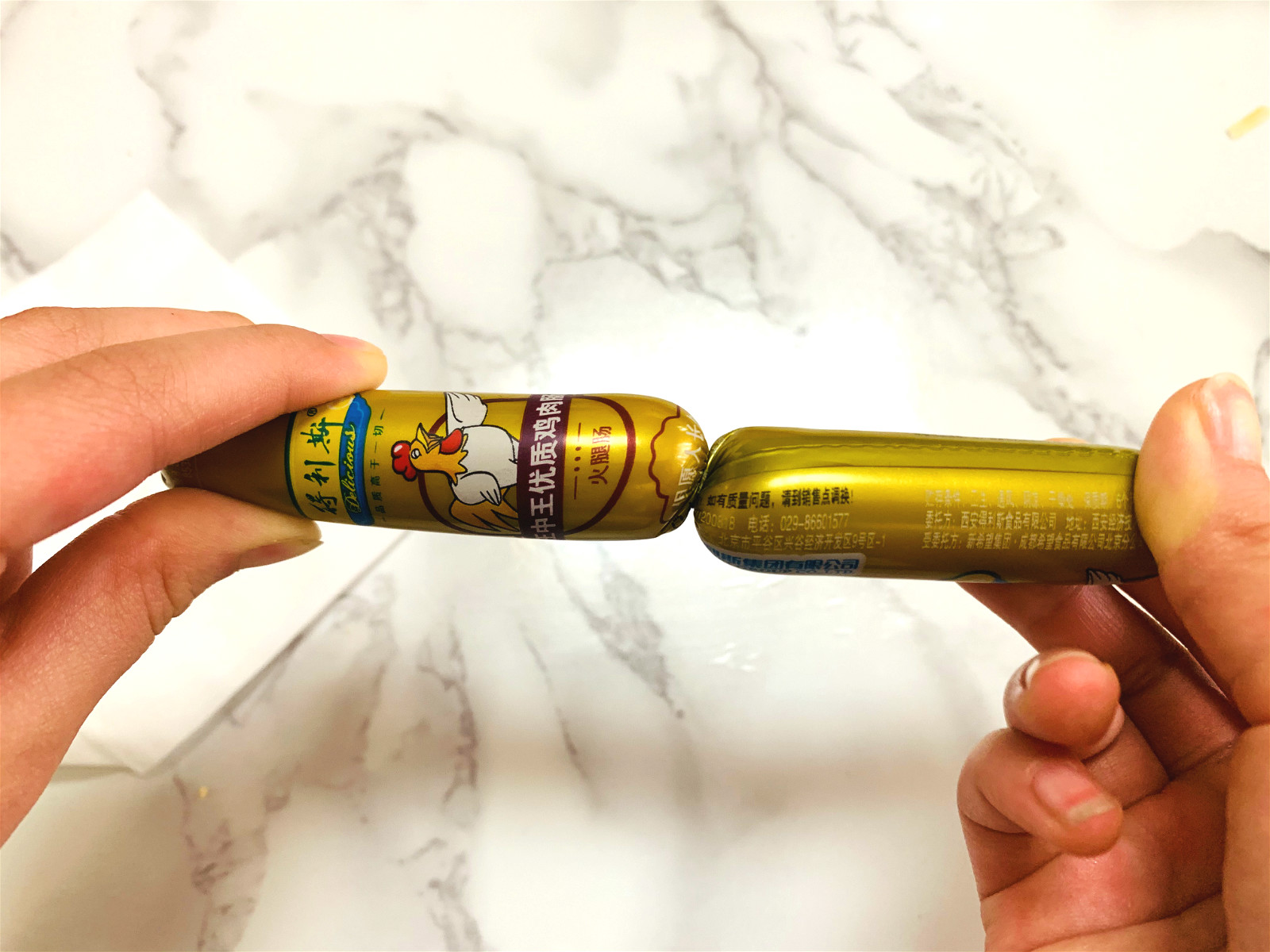 吃了一辈子火腿肠,一直用牙咬,3种小方法,轻松就能打开