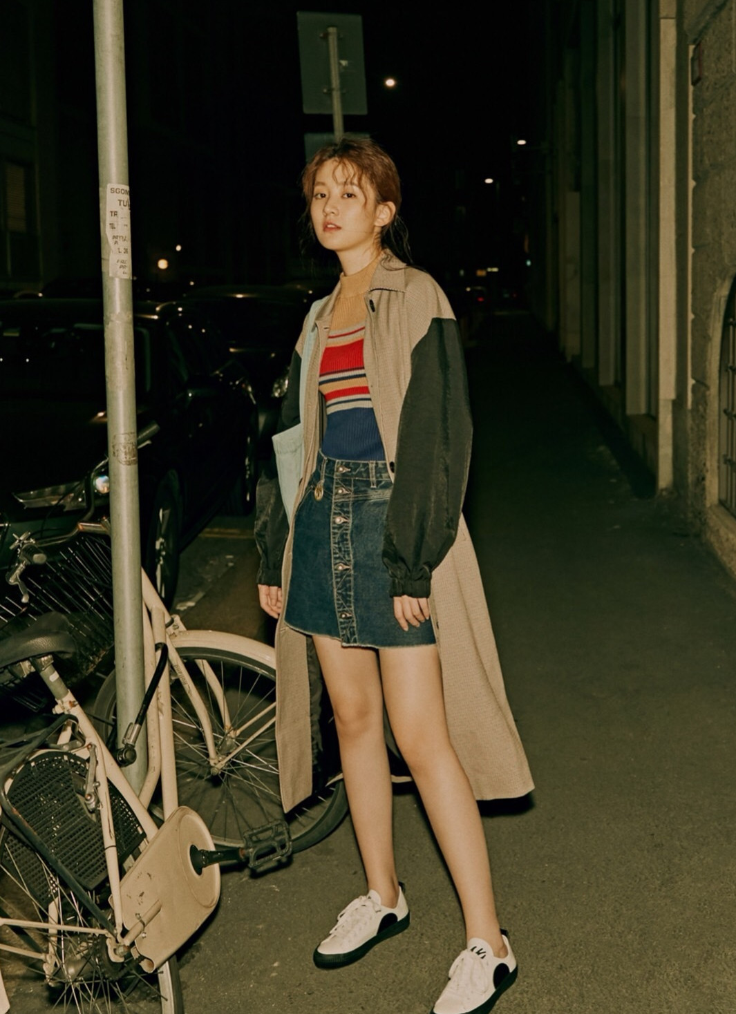 乔欣身穿紧身衣牛仔裤简约时尚,乔欣露脐t恤紧身牛仔裤穿搭