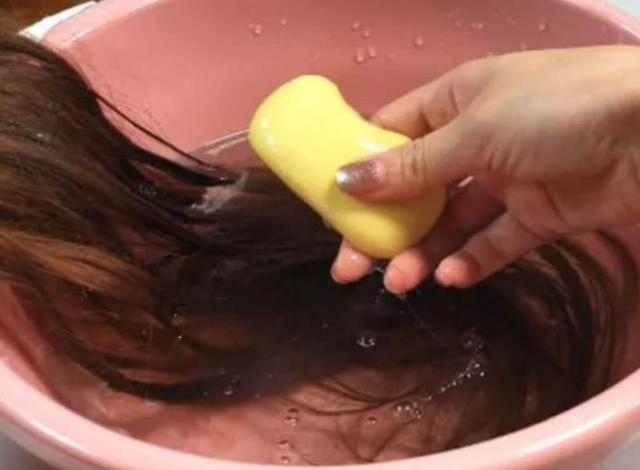 女子用硫磺皂洗三个月的头,女子坚持半年硫磺皂水洗头