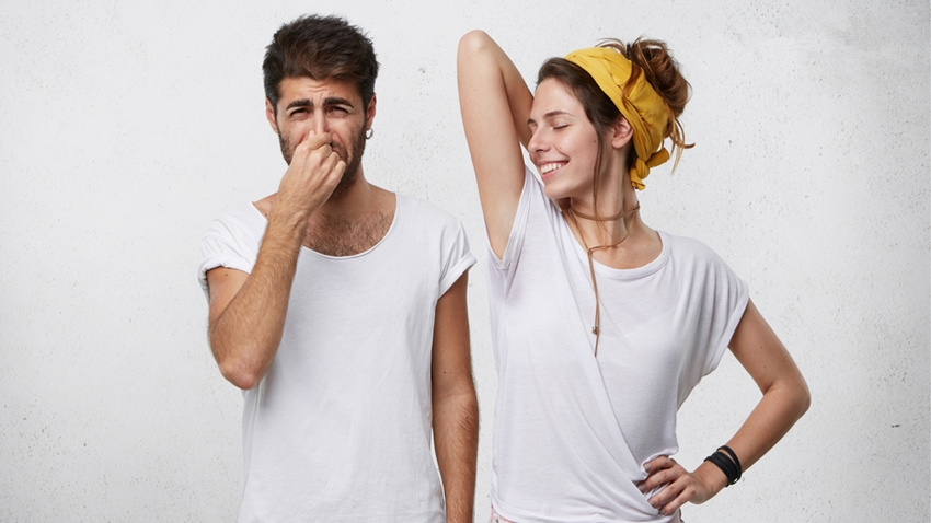 一出汗腋下有洋葱味是狐臭吗,腋下异味是男人味嘛