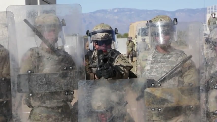 移民千万不要冲动!美国士兵手持*器武**和防暴装备,敢冲我就会动手