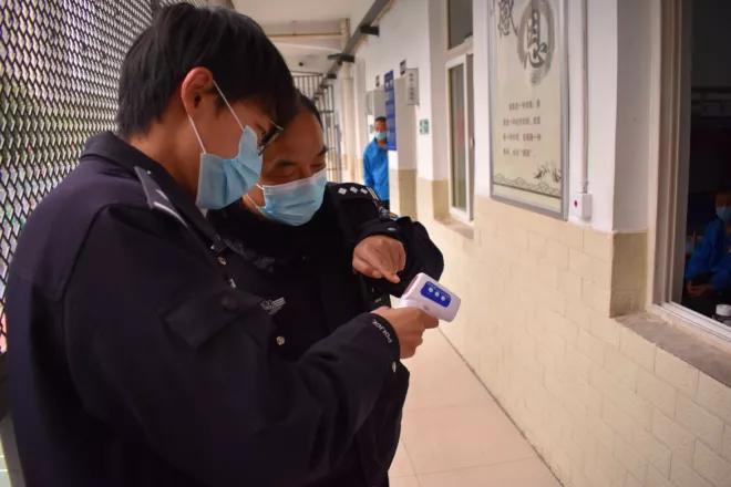 援鄂医护表白民警,硬核圈粉小护姐表白汉警小哥