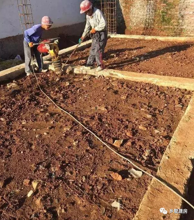 农村自建框架别墅地基怎么做,小伙农村建3层别墅