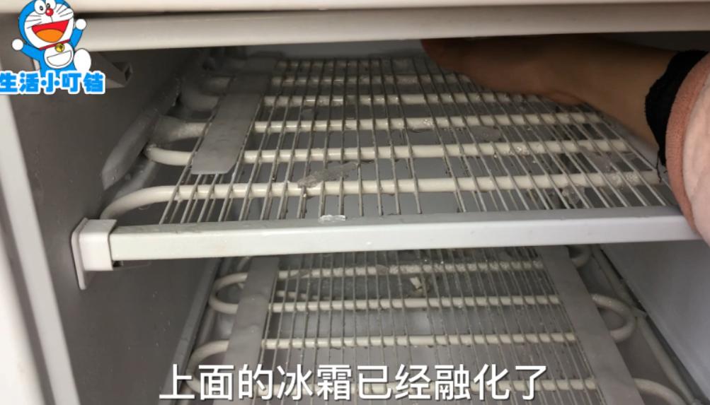 冰箱里冰霜结得太厚费电吗,冰箱结冰怎么把冰块快速取出来